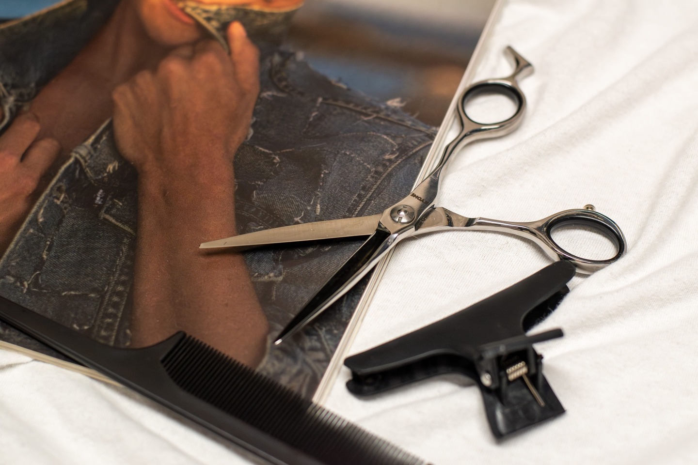 Kappersschaar liggend op een tijdschrift