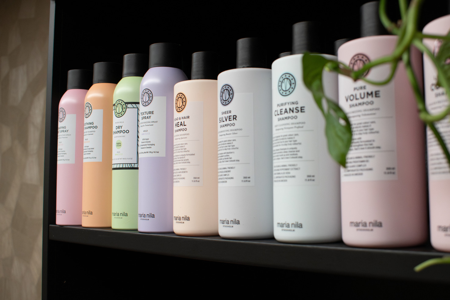 Shampooflessen met verschillende kleuren in de kapsalon